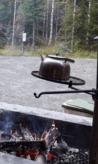 Laavulla makkaraa paistettiin, mölkkyä heitettiin, ja lopulta nuotiokahvit maistuivat. Nam, nam...!